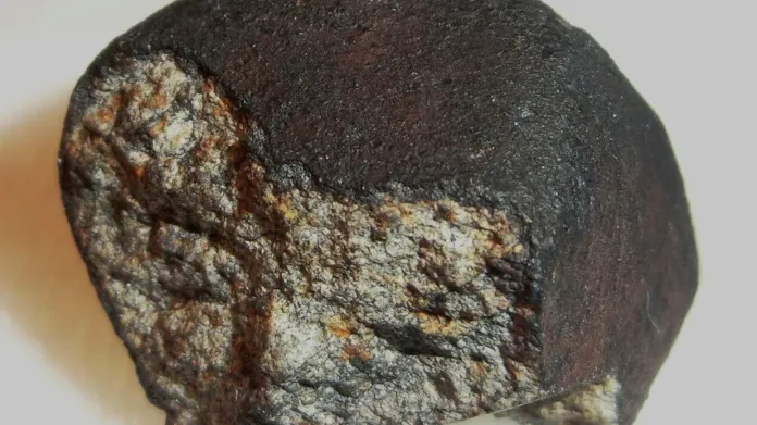 Astronomové předpokládají, že bolid z Vysočiny by mohl vypadat velmi podobně jako jeden z meteoritů Košice (na obrázku), který byl nalezen necelý měsíc po pádu.