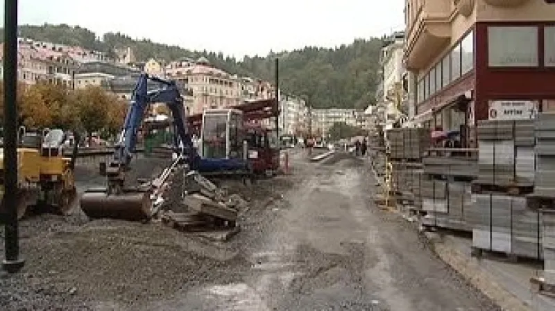 Obchodníci a hoteliéři na karlovarské pěší zóně, kterou tamní magistrát už od jara opravuje, připravují žaloby na město.