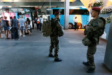 Francouzští poslanci prodloužili výjimečný stav do konce ledna