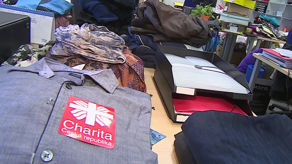 Češi nosí pro uprchlíky oblečení, jídlo i hračky