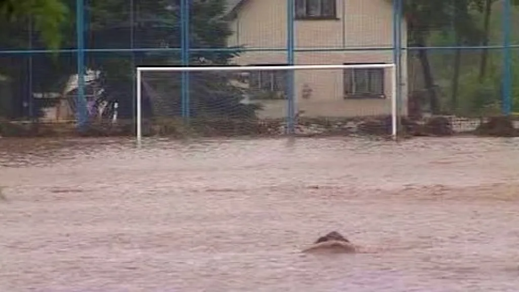 Voda zaplavila fotbalové hriště v Nové Vsi u Liberce