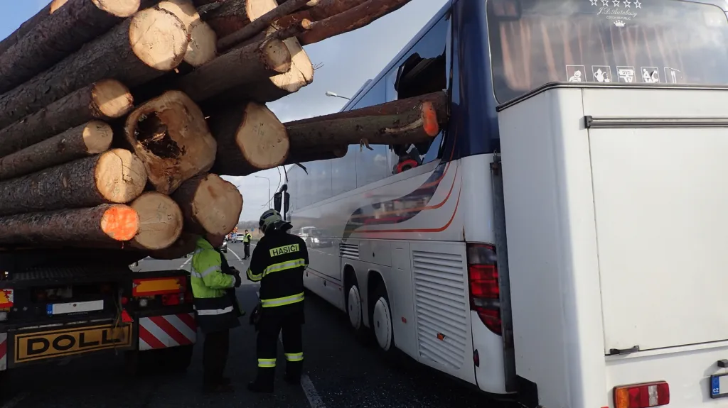 Nákladní vůz převážející dřevo narazil do autobusu s dětmi
