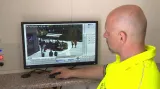 Strážník sleduje záběry pořízené s novým vozidlem