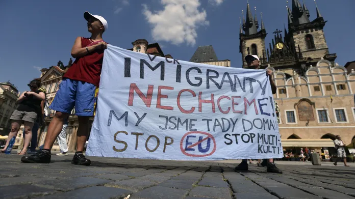 Demonstrace proti imigrační politice české vlády na Staroměstském náměstí