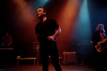 Mráz běhá po zádech. Future Islands strhli pražské publikum