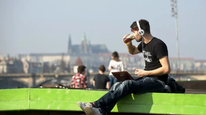 Lidé si užívali slunečného počasí na Rašínově nábřeží v Praze