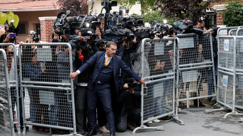 Novináři před saúdskoarabským konzulátem v Istanbulu