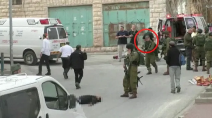 Izraelský voják zastřelil už zneškodněného teroristu