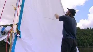 Albert Fikáček napíná plachtu na své lodi z PET lahví