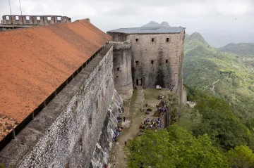Nejméně 30 mrtvých si vyžádala tlačenice v haitské pevnosti Citadelle Laferrière