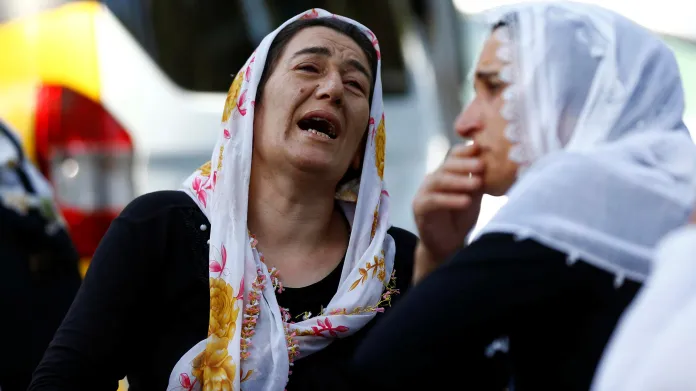 Pohřeb obětí atentátníka ze svatby v Turecku