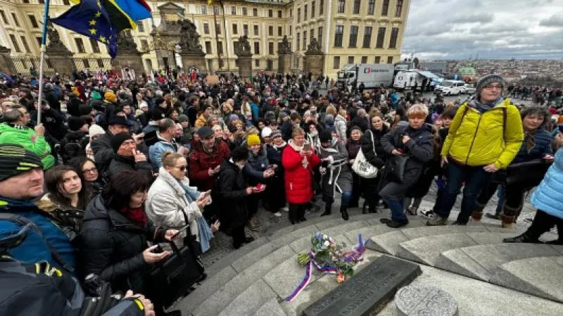 Lidé taky pokládali květiny k soše T. G. Masaryka Zdroj: ČT24
