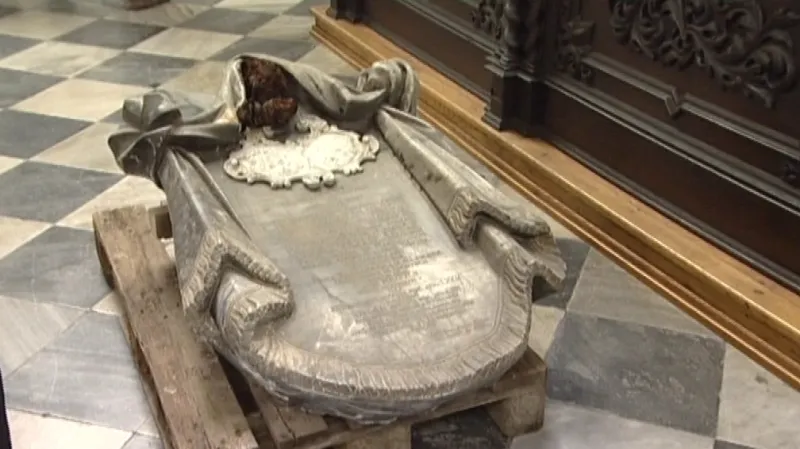 Jeden z vyzvednutých náhrobků