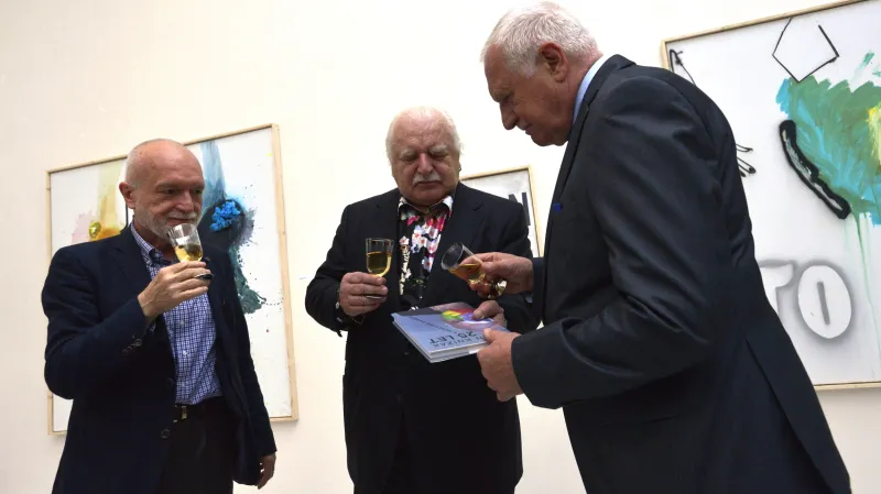 Křest knihy Milana Knížáka 25 let v pichlavém sametu. Kmotrem je Václav Klaus.