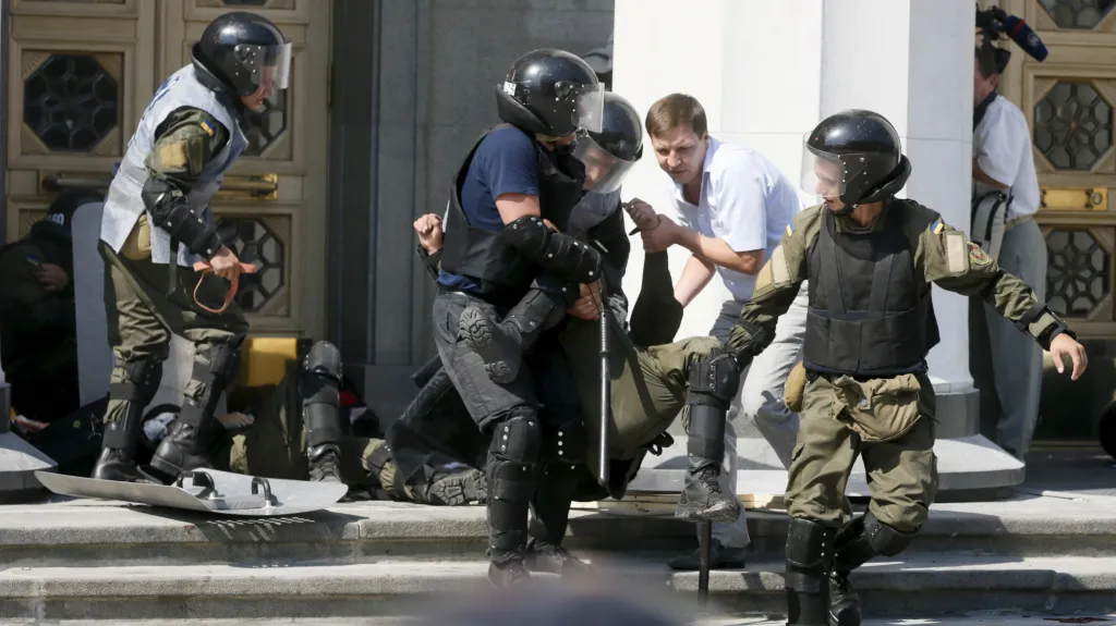 Výbuch před parlamentem v Kyjevě zranil desítky lidí