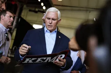 Trump ohrozil mě a mou rodinu, řekl k útoku davu na Kapitol bývalý viceprezident Pence