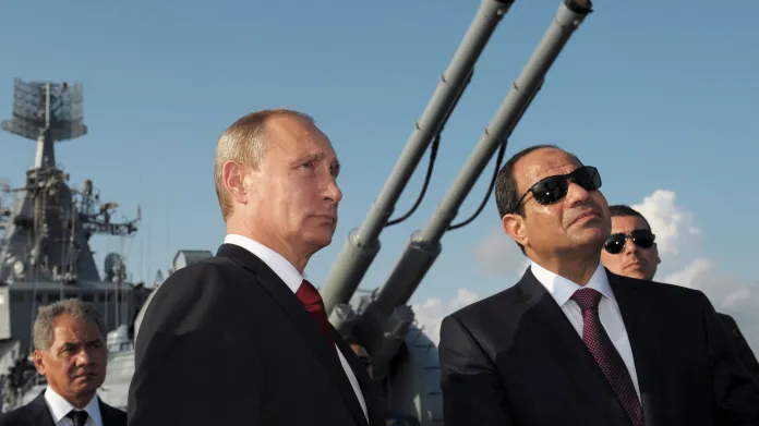 Ruský prezident Putin, jeho egyptský protějšek Sísí a ruský ministr obrany Šojgu na palubě Moskvy v srpnu 2014