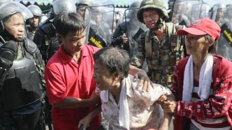 Střety thajských pořádkových sil s demonstranty, kteří v centru Bangkoku demonstrují již více než měsíc za odstoupení premiéra Apchisita Vedžadžívy.