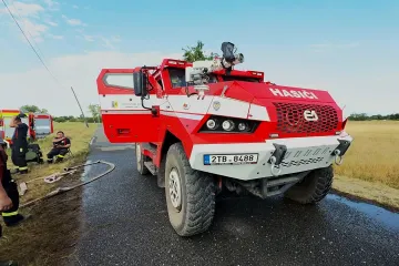 Hasiči dál likvidují požářiště u muničního skladu na Litoměřicku