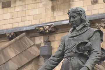 Polovinu Britů korunovace podle průzkumů nezajímá. Každý pátý by preferoval republiku