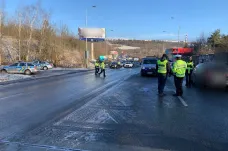 Jeden mrtvý a tři zranění po nehodě autobusu a osobního auta v Praze 5