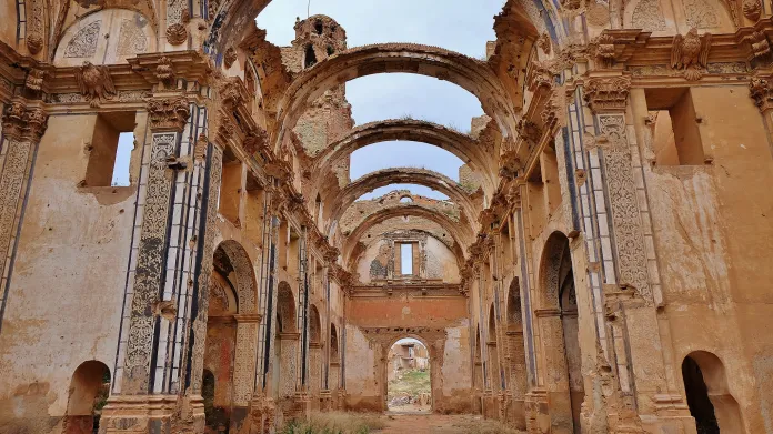 Zbytky kostela v opuštěném španělském městě Belchite