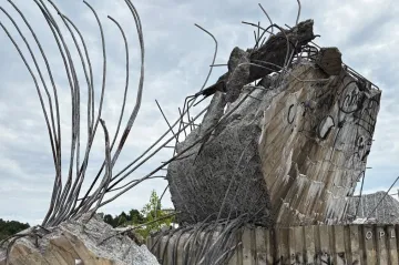 Masivní betonová plastika u Barrandovského mostu se zřítila
