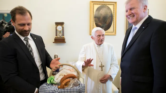 Bavorský premiér Seehofer s dary pro emeritního papeže
