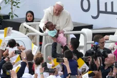 Papež na stadionu v Bahrajnu promluvil k desetitisícům křesťanů