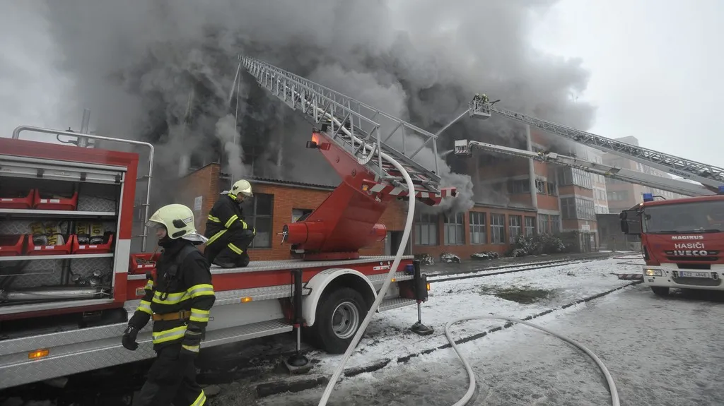 Požár skladové budovy v areálu bývalého Svitu
