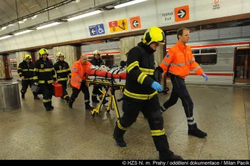 Do kolejiště metra na Florenci skočil cizinec. O totéž se pokusil už v pátek