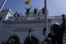 Srí Lanka vyhlásila výjimečný stav, prezident uprchl na Maledivy