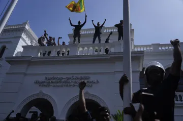 Srí Lanka vyhlásila výjimečný stav, prezident uprchl na Maledivy