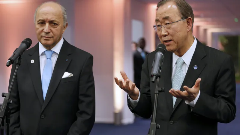 Laurent Fabius a Pan Ki-mun na společné tiskové konferenci