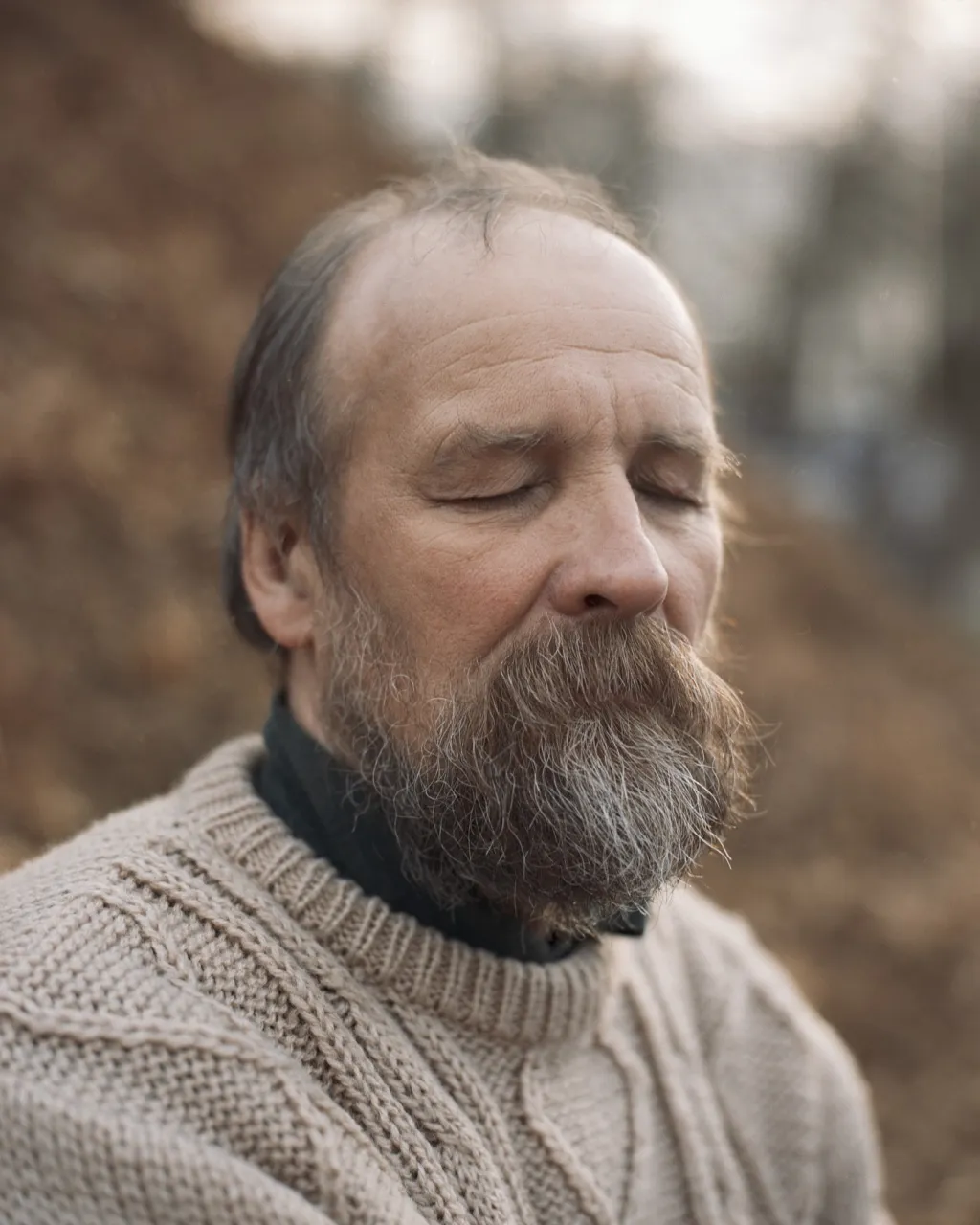 Jižní část území leží v Kaliningradské oblasti, severní část je v Litvě. Zdejší duny patří mezi nejvyšší v Evropě a místo přitahuje umělce po celá staletí