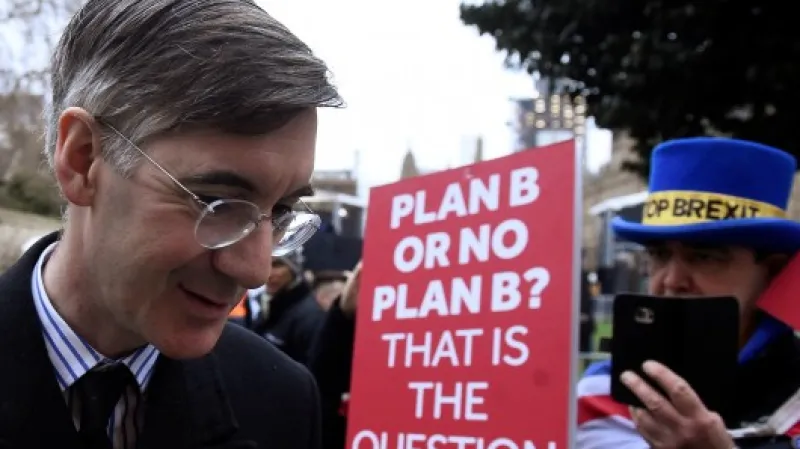 Konzervativní poslanec Jacob Rees-Mogg míjí odpůrce brexitu, který se transparentem ptá, jestli má vláda plán B,  Autor: Clodagh Kilcoyne,  Zdroj: Reuters