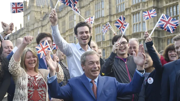 Británie odchází z EU. Nigel Farage oslavuje brexit se svými podporovateli před Westminsterským palácem.