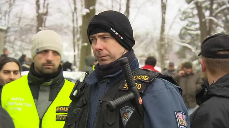 Na klidný průběh pohřbu dohlíželi i policisté