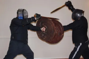 Starověcí šermíři ovládali pokročilé techniky boje s mečem, ukázal výzkum bronzových zbraní