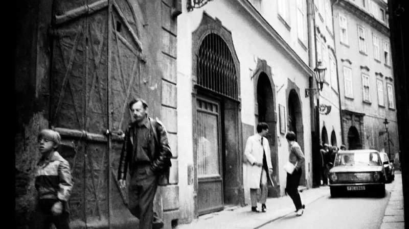 Fotografie z archivu StB - sledování objektu Alice 85