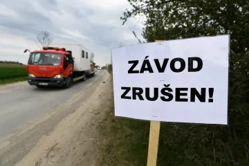 Kriminalisté stíhají kvůli úmrtí dítěte při závodech aut na Kladensku čtyři lidi