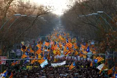 Katalánci vyšli do ulic na protest proti procesu s politiky. Sebeurčení není zločin, volali