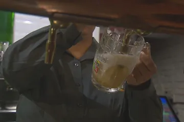 Pivo zdražuje a štamgasti mají čím dál hlouběji do kapes. Tak z hospod mizejí