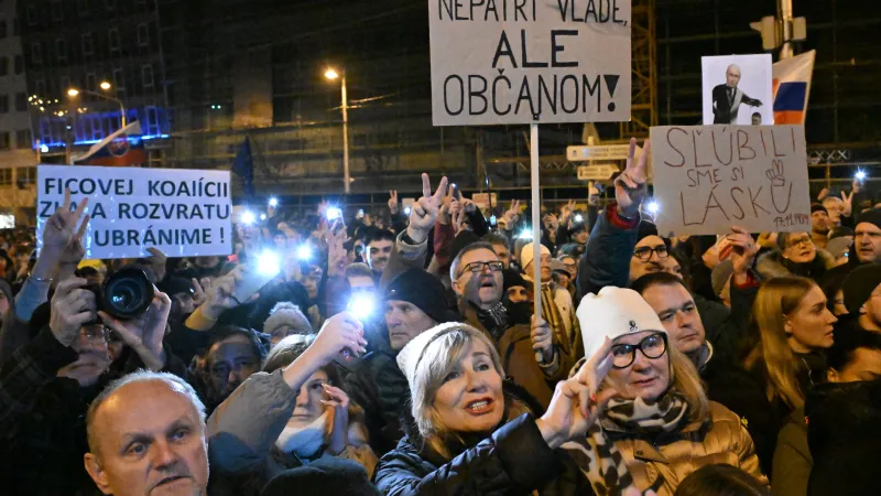 Shromáždění svolané třemi opozičními stranami k 35. výročí sametové revoluce do Bratislavy