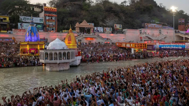 Oslavy hinduistického svátku Kumbhaméla v indickém městě Haridváru