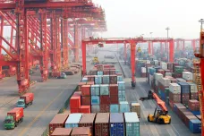Čína sníží na polovinu cla, která na zboží z USA uvalila v září