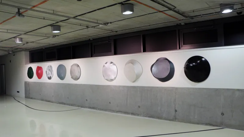 Dílo Petra Duba na výstavě Shaped Canvas