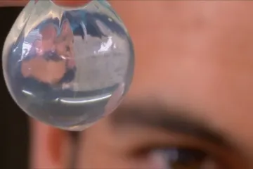 Maratonci jako ekologická katastrofa. Kelímky s vodou by mohly nahradit kapsle z mořských řas