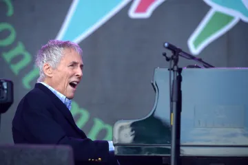 Zemřel popový skladatel Burt Bacharach, držitel Oscarů i Grammy. Učil se i u Martinů