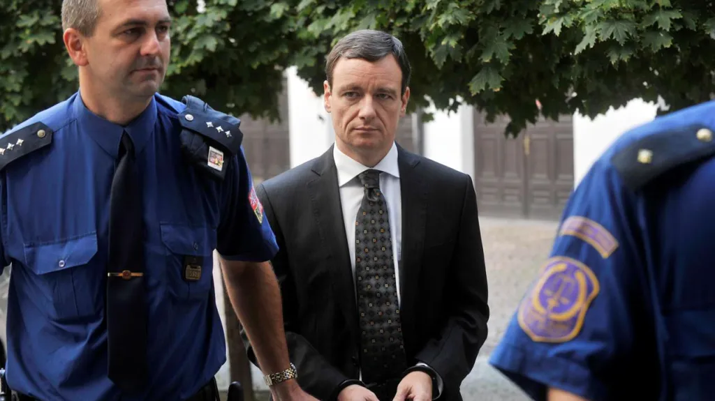 Eskorta vede Ratha k soudu